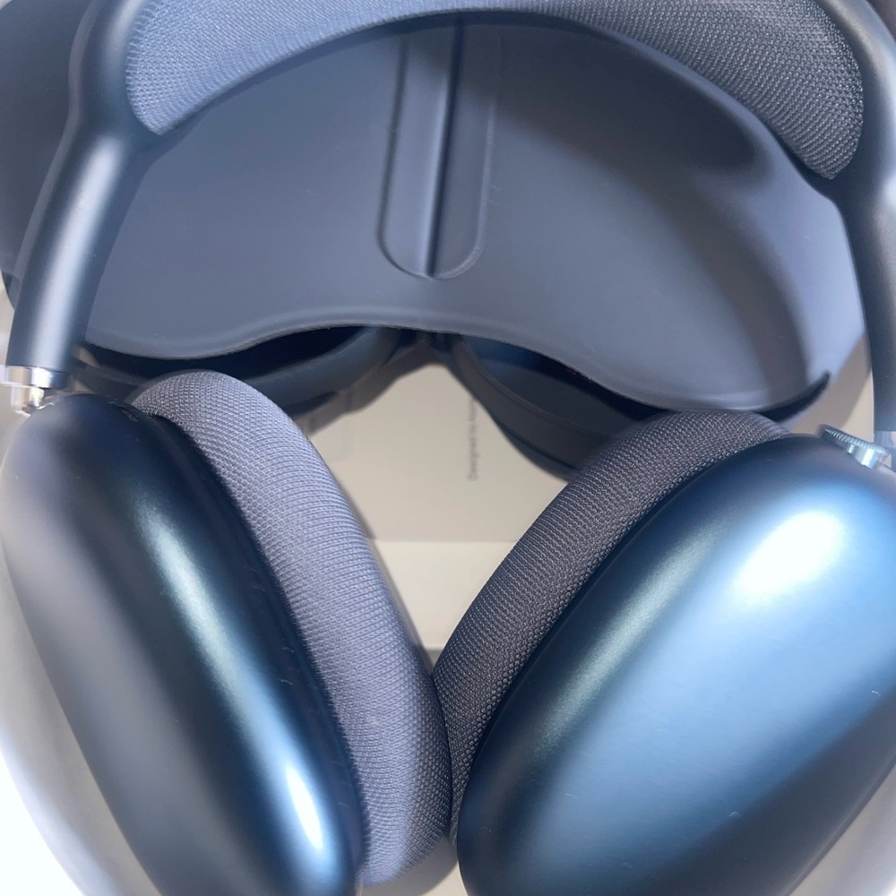 AirPod max midnight color
